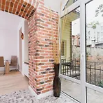 Modern Apartment Lubicz Kraków by Renters